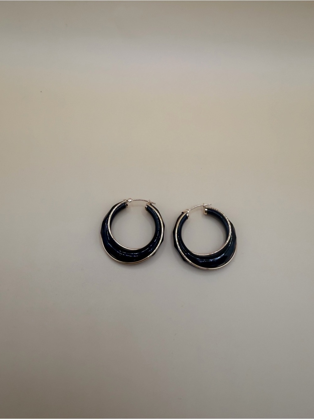 14k Yellow Gold Onyx Hoops Earrings.